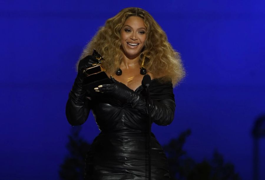 Beyoncé nimmt einen Award bei den Grammys im Jahr 2021 entgegen.