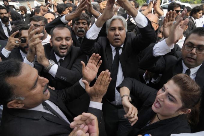 Anwälte skandieren Parolen während einer Kundgebung, im September 2023, gegen den jüngsten Anstieg der Strom- und Kraftstoffpreise und fordern die Ankündigung von Parlamentswahlen in Lahore, Pakistan. pakistan