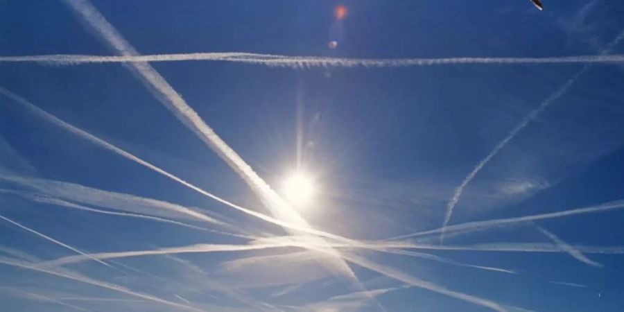 Seit den 90er-Jahren halten Verschwörungstheoretiker diese für sogenannte «Chemtrails».