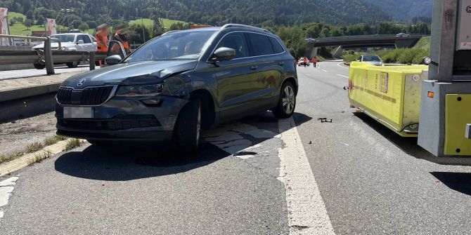 Mit Unterhaltsfahrzeug kollidiert