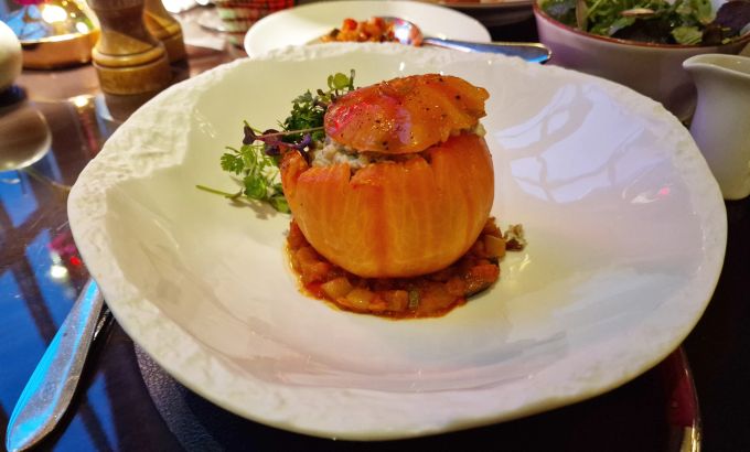 Auch Vegetarierinnen und Vegetarier kommen im VUE auf ihre Kosten. Die gefüllten Ochsenherztomaten sind sogar vegan. Restaurant