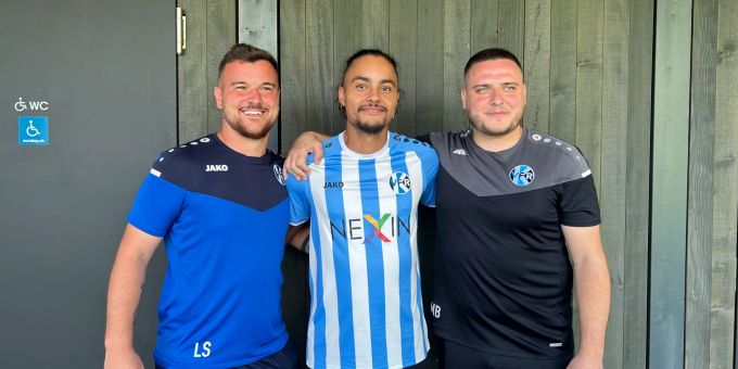 Am Sonntag trifft der VFR Kleinhüningen auf Neuchatel Xamax. Auf dem Bild v.l.n.r.: Co-Trainer Luca Schmid, Mittelfeldspieler Yannick Bischof und Cheftrainer Mergim Bajraktari. vfr kleinhüningen