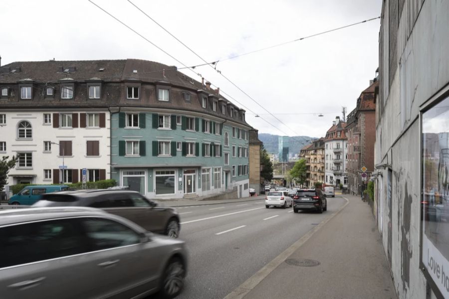 In der Folge würde es in der Stadt weniger Parkplätze für Autos geben.