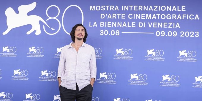Adam Driver posiert für Fotografen am Filmfestival in Venedig am 31. August 2023. Adam Driver Filmfestival Venedig