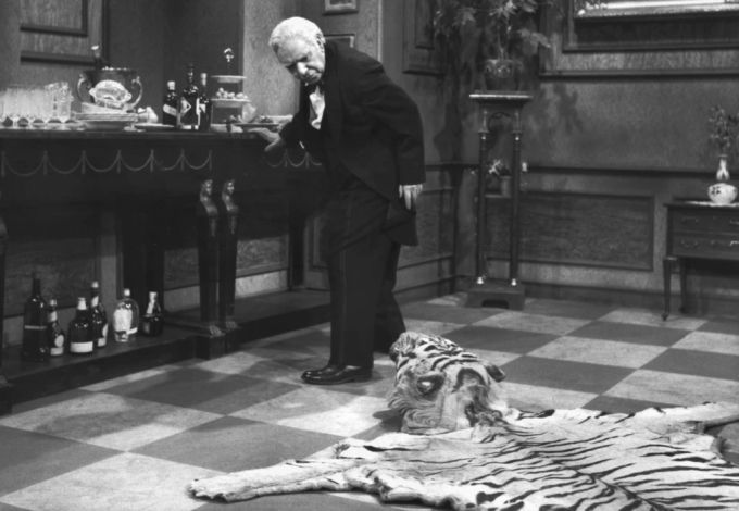 Grrrr! In «Dinner for One» schau Butler James, gespielt von Freddie Frinton, missbilligend zu dem auf dem Boden liegenden Tigerfell, das eine ständige Stolperfalle auf dem Weg von und zur Anrichte ist. "Dinner for One" Tigerfell