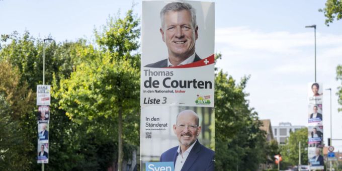 Wahlplakate für Thomas de Courten (SVP), oben, und Sven Inäbnit (FDP), unten, hängen an Strassenlaternen in Birsfelden. Am 22. Oktober 2023 finden die Schweizer Parlamentswahlen statt. (KEYSTONE/Georgios Kefalas) plakate