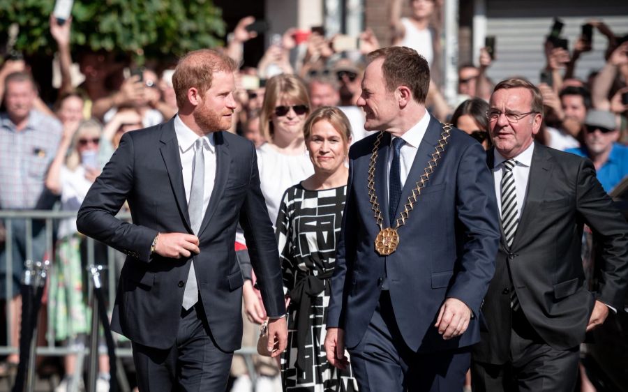 Prinz Harry (l) kommt mit Düsseldorfs Oberbürgermeister Stephan Keller (CDU, 2.v.r.) und Bundesverteidigungsminister Boris Pistorius (SPD) zur Eröffnung der 6. Invictus Games am Rathaus.