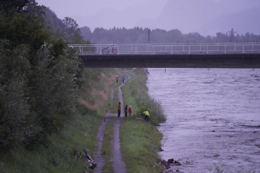 Gewisse Personen begaben sich ans Rheinufer und damit in die Gefahrenzone.