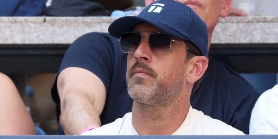 NFL-Star Aaron Rodgers schaute sich an den US Open den Achtelfinal-Match von Novak Djokovic an.