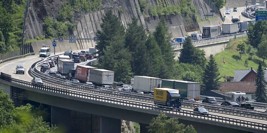 Ein Stau auf der A2 vor dem Gotthard-Nordportal im Juli dieses Jahres. (Archivbild)