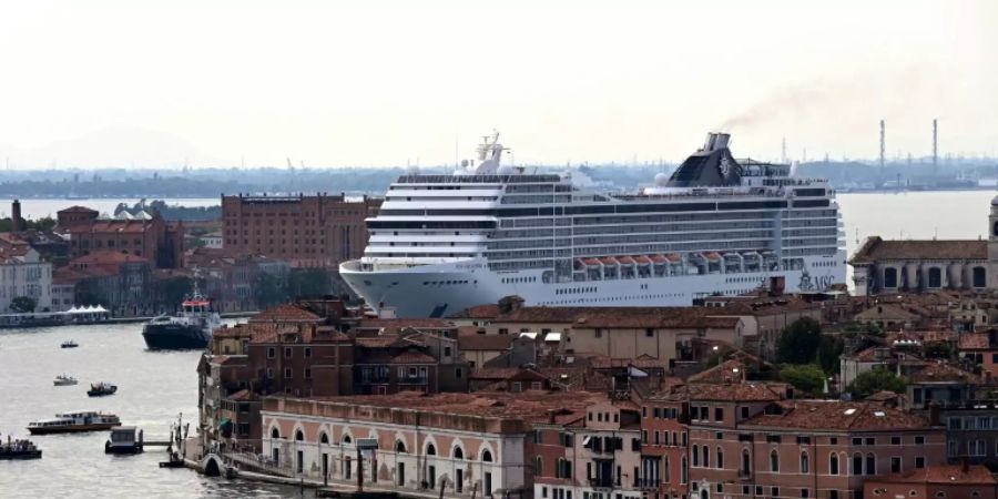 Kreuzfahrtschiff in Venedig im Juni