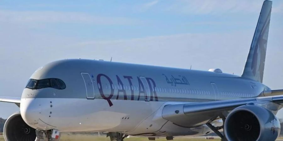 Ein Flieger von Qatar Airways. Es wird über eine Partnerschaft der Fluglinie mit dem DFB spekuliert. Foto: Patrick Pleul/dpa-Zentralbild/ZB