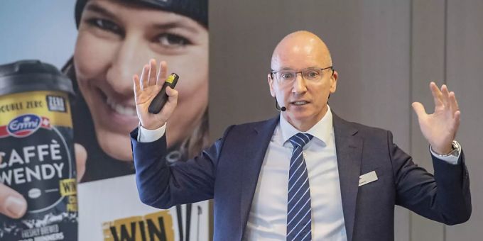 Emmi-Chef Urs Riedener gibt sein Amt Ende 2022 ab. Über die Wahl seines Nachfolgers will der Milchverarbeiter im kommenden Frühling informieren. (Archivbild) Emmi-Chef Urs Riedener gibt sein Amt Ende 2022 ab. Über die Wahl seines Nachfolgers will der Milchverarbeiter im kommenden Frühling informieren. (Archivbild)