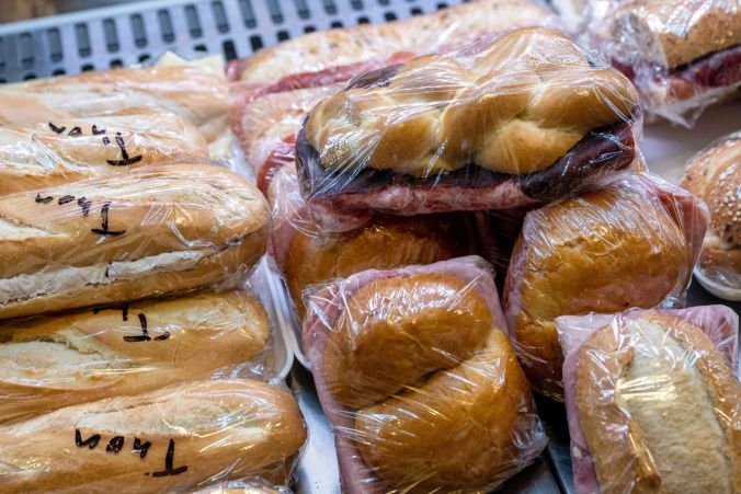 Frische Sandwiches. Und gibt es keine mehr, werden wieder neue gemacht.