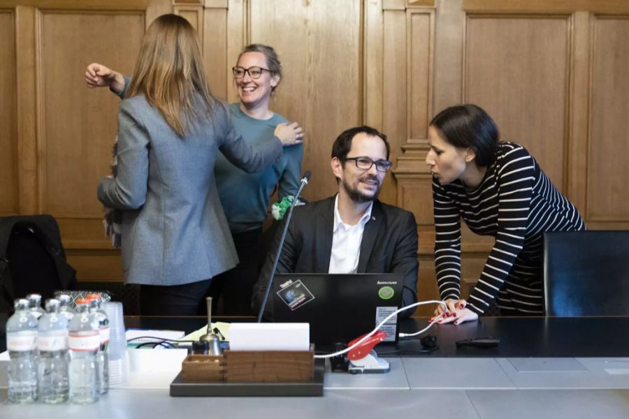 Die erste Fraktionssitzung der Grünen nach den Wahlen 2019. In der Mitte sitzt Präsident Balthasar Glättli, rechts neben ihm Generalsekretärin Regula Tschanz. Links begrüssen sich Adèle Thorens Goumaz und Aline Trede.