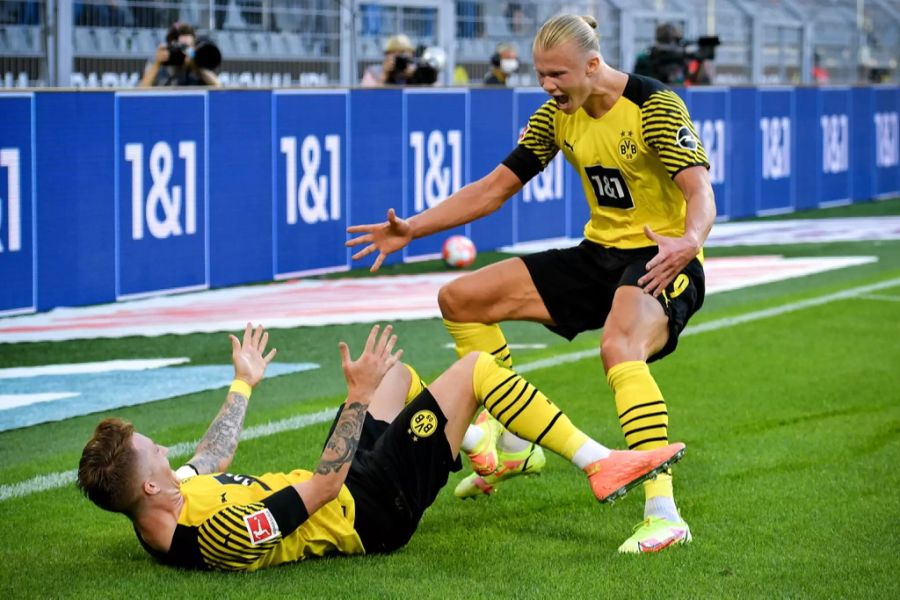Erling Haaland feiert mit Torschütze Marco Reus das 1:0.