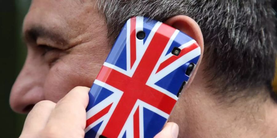 Grossbritannien-Reisende mit deutschem Handyvertrag sind zumindest vorerst nicht von Roaming-Gebühren betroffen. Foto: Friso Gentsch/dpa