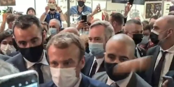 Ei-Wurf auf Macron Ei-Wurf auf Macron