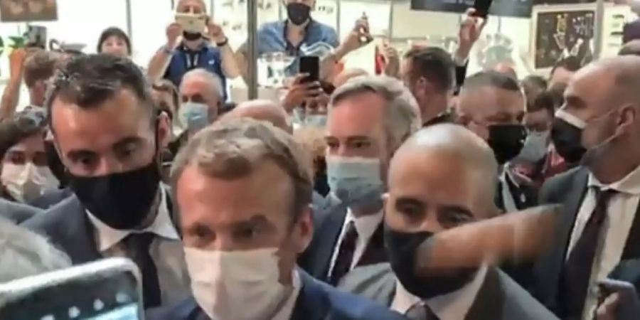 Ei-Wurf auf Macron