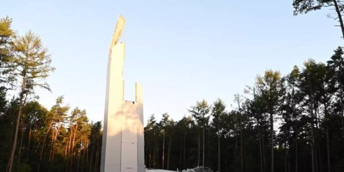 Abgebrochen: Vom Windrad blieb nur ein etwa 40 Meter hoher Stumpf aus Betonteilen. Foto: Guido Bludau/Foto Bludau/dpa Abgebrochen: Vom Windrad blieb nur ein etwa 40 Meter hoher Stumpf aus Betonteilen. Foto: Guido Bludau/Foto Bludau/dpa