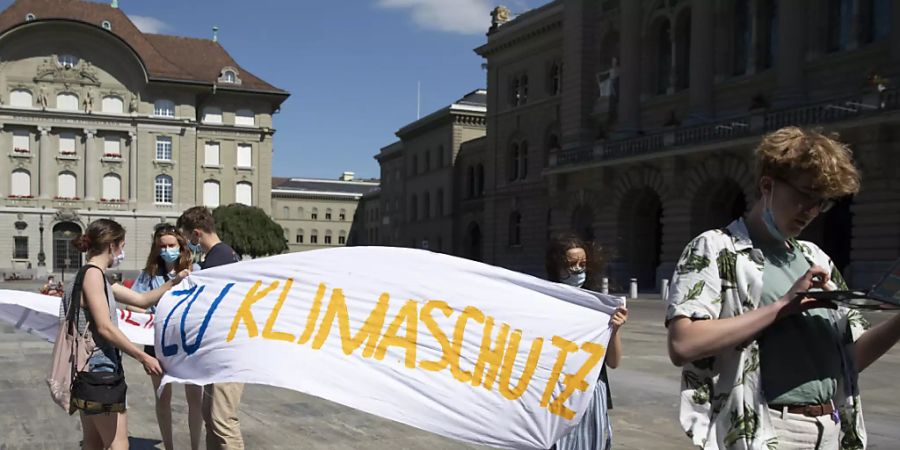 Mitglieder des Klimastreiks mit Transparent auf dem Bundesplatz: Die vom Nationalrat am Mittwoch beschlossene Übergangslösung nach dem Volks-Nein zum neuen CO2-Gesetz dürfte ihnen viel zu wenig weit gehen. Für die grosse Kammer gilt indes vorerst «retten, was zu retten ist». (Archivbild)