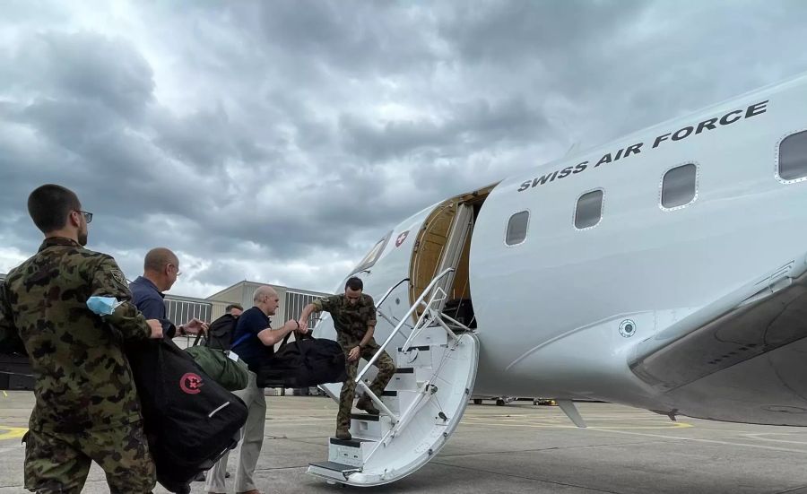 Los geht's: In Zürich wird die Armee-Maschine beladen.