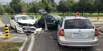 Zwei Autos wurden total beschädigt.