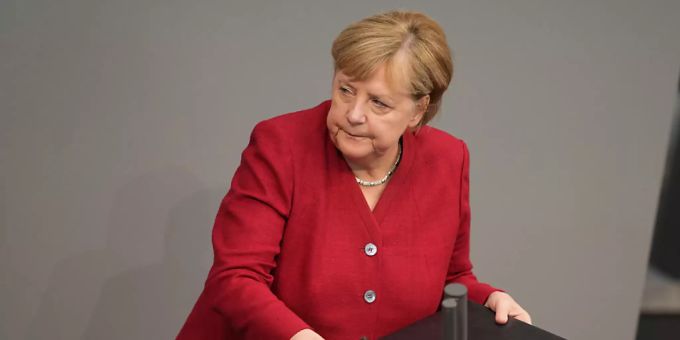 Bundeskanzlerin Angela Merkel (CDU) verlässt das Rednerpult bei der Sondersitzung des Bundestags nach ihrer Regierungserklärung zur Lage in Afghanistan. Foto: Kay Nietfeld/dpa Bundeskanzlerin Angela Merkel (CDU) verlässt das Rednerpult bei der Sondersitzung des Bundestags nach ihrer Regierungserklärung zur Lage in Afghanistan. Foto: Kay Nietfeld/dpa