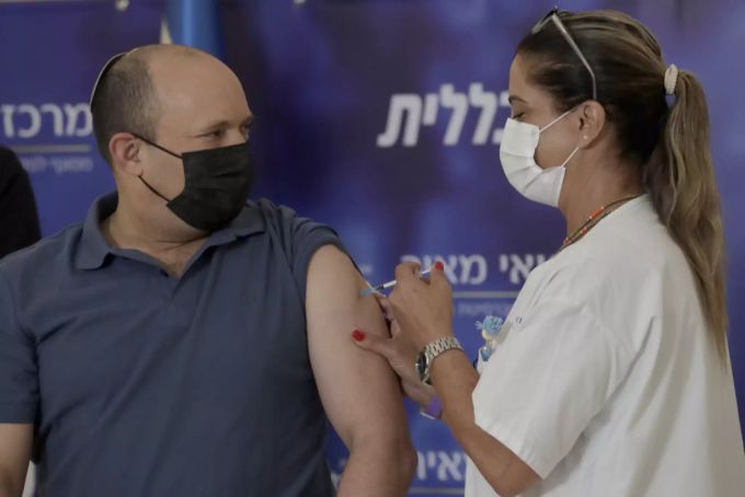 Der israelische Premierminister Naftali Bennet erhält seine dritte Impfdosis gegen das Coronavirus, 20. August 2021. Israel Booster Impfung Bennet
