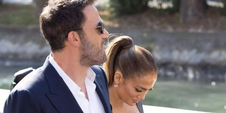 Es ist ihr erster gemeinsamer grosser Auftritt nach dem Liebes-Comeback. Hier spazieren Ben Affleck und JLo durch Venedig. Foto: Cinzia Camela/LPS via ZUMA Press Wire/dpa