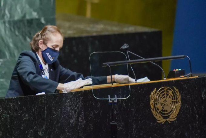 Nach jedem Redner wird das Podium von einer Angestellten der UN gereinigt. un