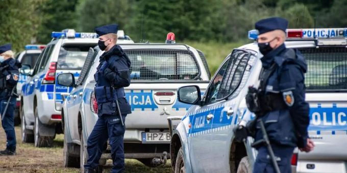 Polizeibeamte stehen an der polnisch-belarussischen Grenze. Foto: Attila Husejnow/SOPA Images via ZUMA Press Wire/dpa Polizeibeamte stehen an der polnisch-belarussischen Grenze. Foto: Attila Husejnow/SOPA Images via ZUMA Press Wire/dpa