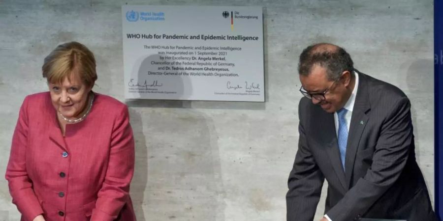 Tedros Adhanom Ghebreyesus, Generaldirektor der Weltgesundheitsorganisation (WHO), und Bundeskanzlerin Angela Merkel (CDU) bei der Einweihungszeremonie des "WHO Hub For Pandemic And Epidemic Intelligence". Foto: Michael Sohn/POOL AP/dpa