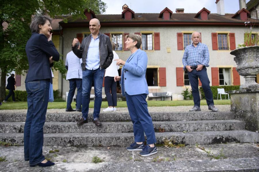 Nach dem «Familienfoto» plaudern Simonetta Sommaruga, Viola Amherd und Alain Berset angeregt (im Hintergrund Ignazio Cassis und Karin Keller-Sutter), während Ueli Maurer sich nicht aus der Ruhe bringen lässt.