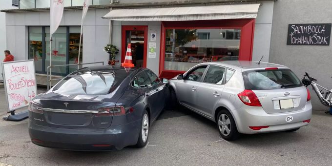 Zug Ruckwarts Auf Die Strasse Und Vorwarts In Die Mauer