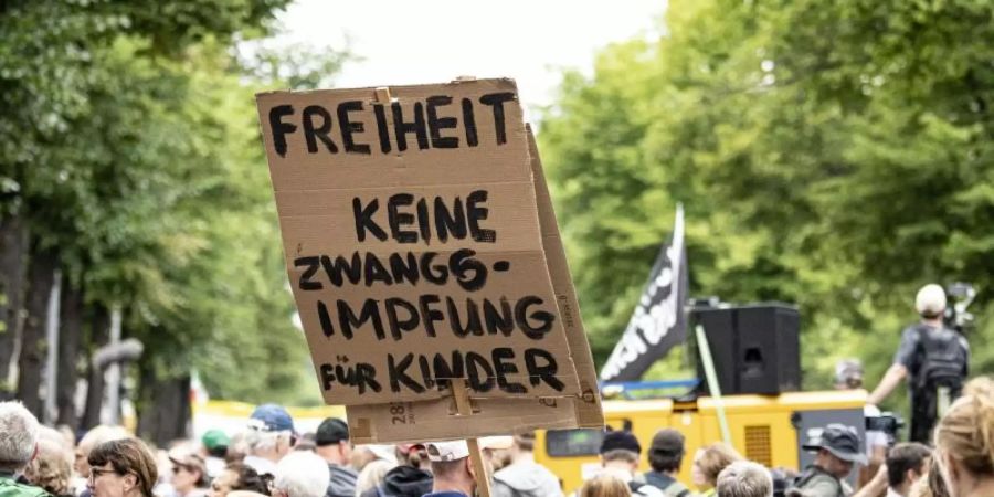 Demonstranten nehmen trotz Verbot an einer unangemeldeten Demo gegen die Corona-Massnahmen teil. Foto: Fabian Sommer/dpa