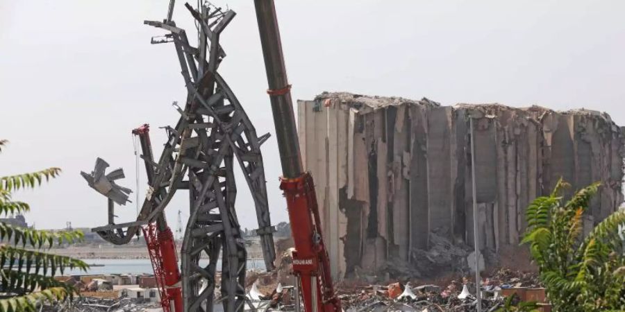 Die Skulptur «The Giant» (Der Riese) wurde aus Trümmern gefertigt - sie steht im Hafen in der Nähe des zerstörten Getreidesilos. Foto: Bilal Jawich/XinHua/dpa