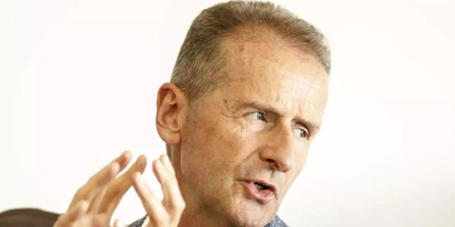 Herbert Diess, Vorsitzender des Vorstands der Volkswagen AG, bei einem Interview mit Redakteuren der Deutschen Presse-Agentur. Foto: Carsten Koall/dpa