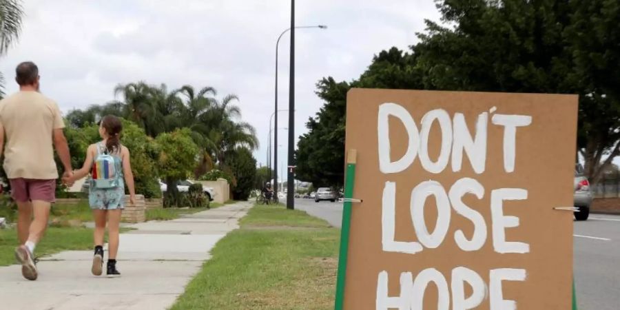 «Don't Lose Hope» (Verliere nicht die Hoffnung) mahnt ein Schild in der westaustralischen Metropole Perth. Foto: Richard Wainwright/AAP/dpa