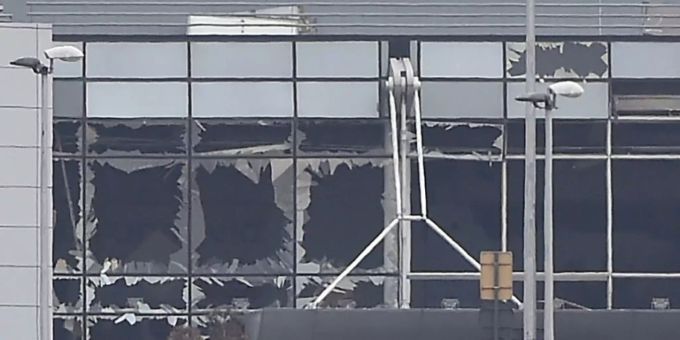Zerstörte Fassade des Brüsseler Flughafens nach Anschlag 2016 Zerstörte Fassade des Brüsseler Flughafens nach Anschlag 2016