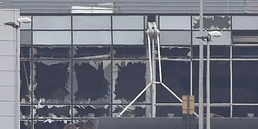 Zerstörte Fassade des Brüsseler Flughafens nach Anschlag 2016