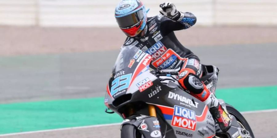 Der Fahrer Marcel Schrötter vom Liqui Moly Intact GP winkt nach einem Rennen. Foto: Jan Woitas/dpa-Zentralbild/dpa