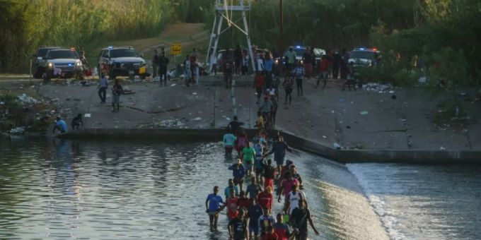Haitianische Migranten durchqueren den Rio Grande Haitianische Migranten durchqueren den Rio Grande