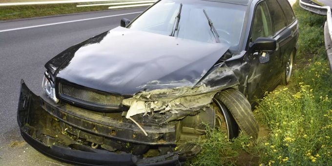 Ein Auto ist in Sempach LU in eine Leitplanke geprallt. sempach