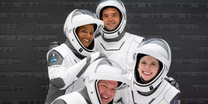 Die Crew der «Inspiration4»: Sian Proctor (l-r, oben), Jared Isaacman, Chris Sembroski (l-r, unten) und Hayley Arceneaux posieren für ein Foto. Foto: Inspiration4/dpa Chris Sembroski