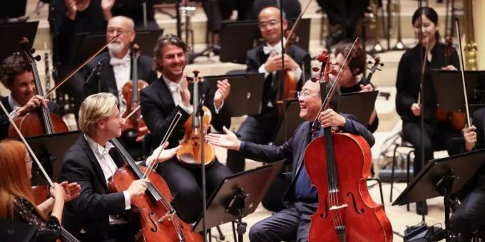 Der Cellist Yo-Yo Ma (vorne, r) erhält den Kunstpreis Praemium Imperiale. Foto: Christian Charisius/dpa Der Cellist Yo-Yo Ma (vorne, r) erhält den Kunstpreis Praemium Imperiale. Foto: Christian Charisius/dpa