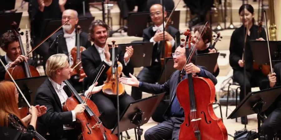 Der Cellist Yo-Yo Ma (vorne, r) erhält den Kunstpreis Praemium Imperiale. Foto: Christian Charisius/dpa