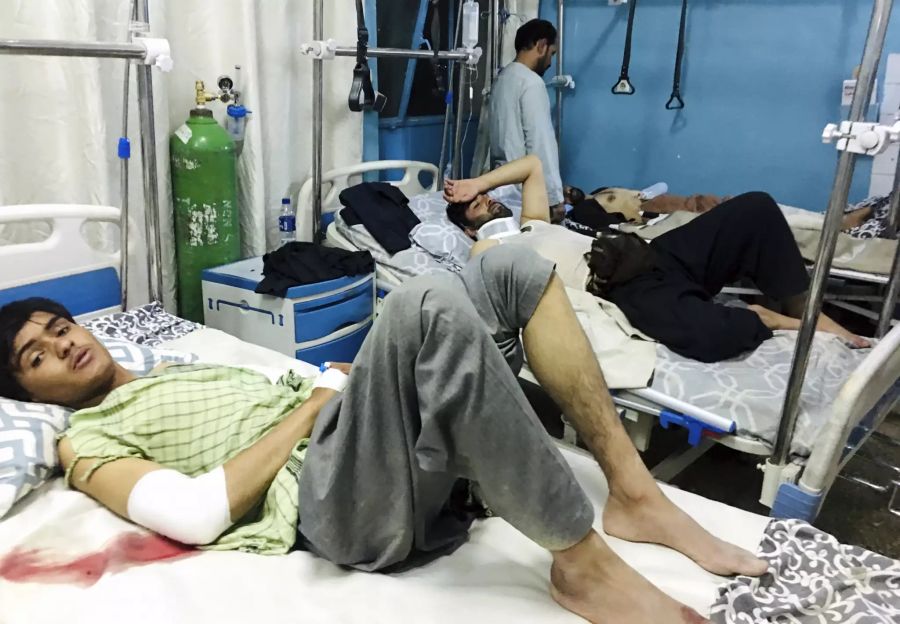 Ein Verwundeter liegt nach den tödlichen Selbstmordanschlägen in Kabul in einem Spital.