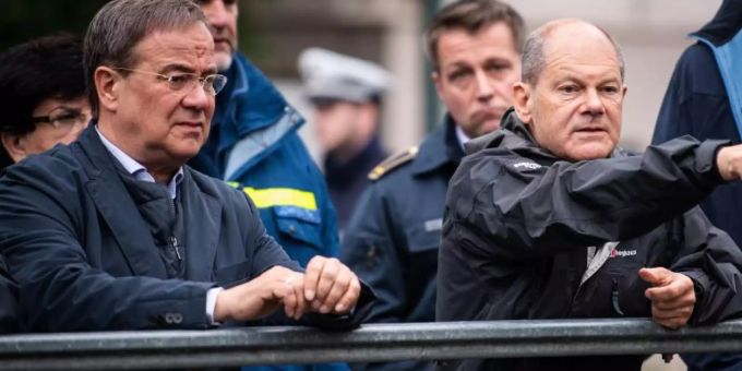 Die Kanzlerkandidaten von Union und SPD, Armin Laschet und Olaf Scholz, bei einem Besuch der Flutgebiete in Nordrhein-Westfahlen. Foto: Marius Becker/dpa-Pool/dpa Die Kanzlerkandidaten von Union und SPD, Armin Laschet und Olaf Scholz, bei einem Besuch der Flutgebiete in Nordrhein-Westfahlen. Foto: Marius Becker/dpa-Pool/dpa