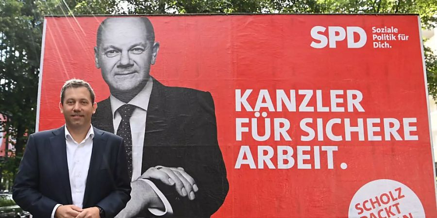 Lars Klingbeil (SPD), Generalsekretär, präsentiert Wahlwerbespots und Plakate zur Wahlkampagne rund um Kanzlerkandidat Olaf Scholz. Foto: Britta Pedersen/dpa-Zentralbild/dpa